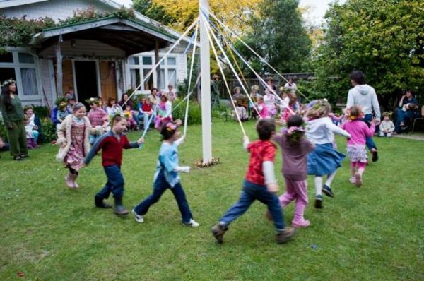 spring-in-kindergarten-deti-play-in-the-yard-veľmi pekný obrázok