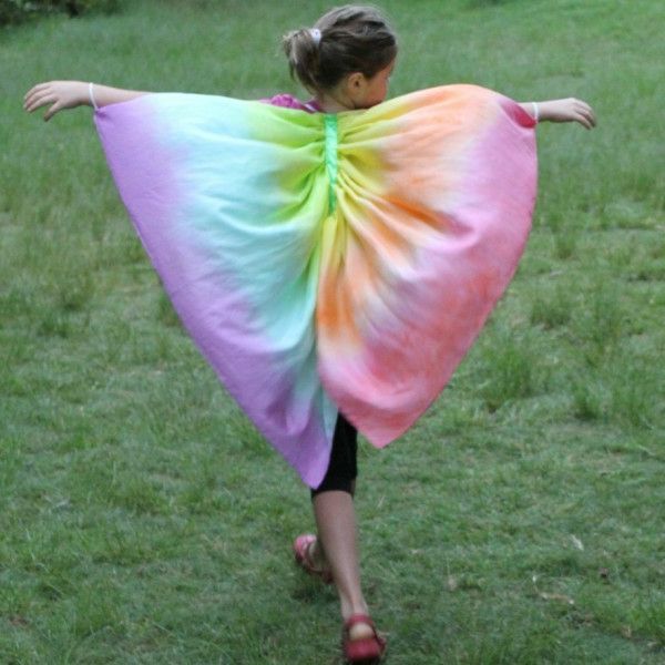 primăvara-grădiniță-curcubeu-costum-colorat-o-fată-o imagine foarte frumoasă