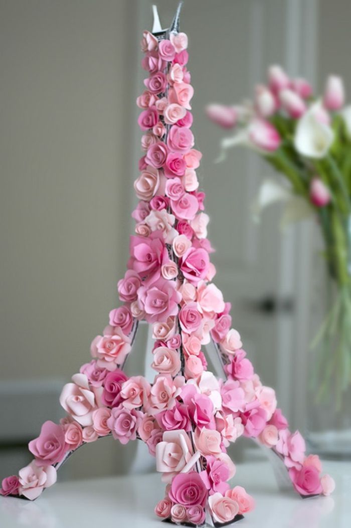 torre Eiffel fatta di cartone e rose, decorazione primaverile