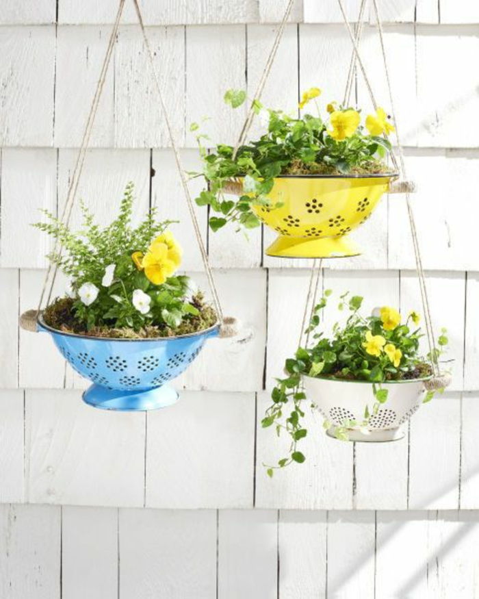 vasi da fiori pendenti da vecchi setacci da cucina, fiori, arredamento da giardino