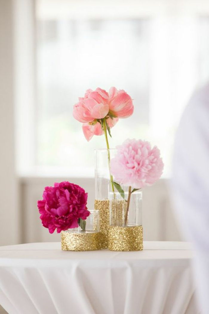 fai da te decorazioni primaverili, vasi di vetro con broccato d'oro, fiori rosa, decorazioni da tavola