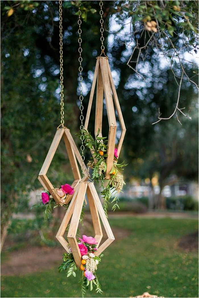 decorazione a sospensione a sospensione fatta di pezzi di legno e fiori, decorazione del giardino