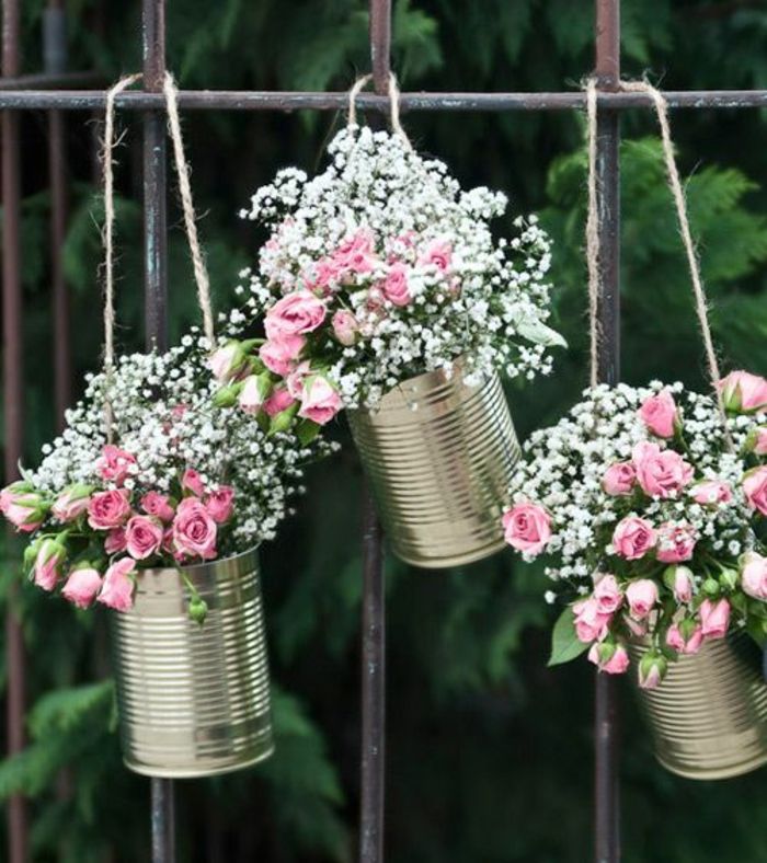 decorazioni primaverili fai da te, decorazioni da giardino, recinzione, lattine, vasi da fiori, rose