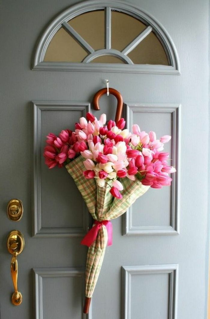 Porta grigia, decorazione della porta, ombrello, tulipani rosa, decorazione primaverile