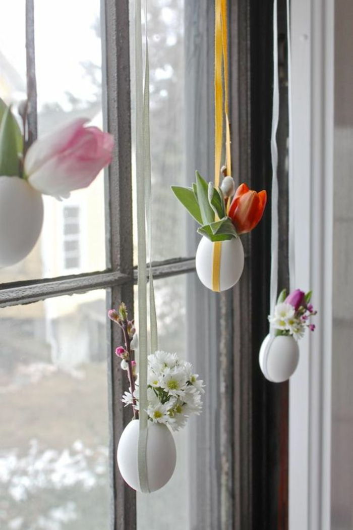 vasi pendenti di gusci d'uovo con fiori, tulipani, finestra, decorazione della finestra