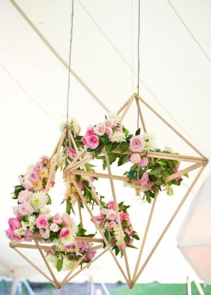 bella decorazione primaverile, acconciature geometriche in legno decorate con fiori