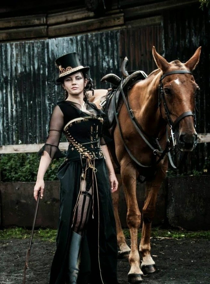 vrouw-met-een-steampunk-dress-and-steampunk-boots-in-leder