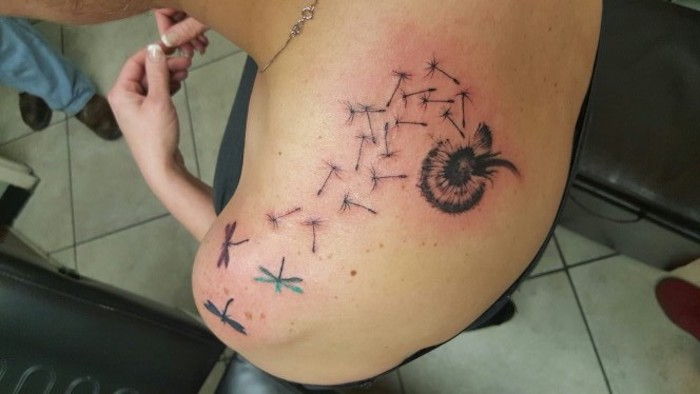 tatueringssymboler, tatueringskvinna med blommigt motiv på hennes axel
