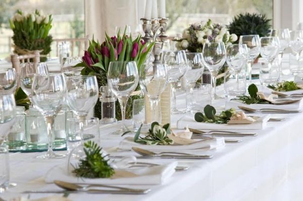 masă-decoration-spring-pahare-in-rosu-alb-verde-sticlă