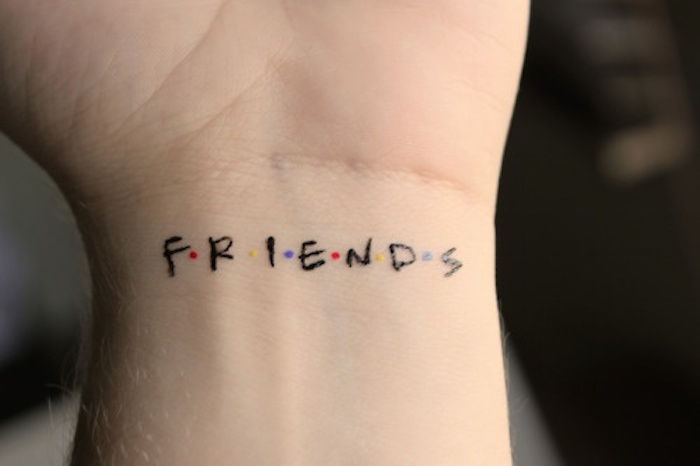 prieteni - o idee pentru un tatuaj minunat mic pe o încheietura mâinii