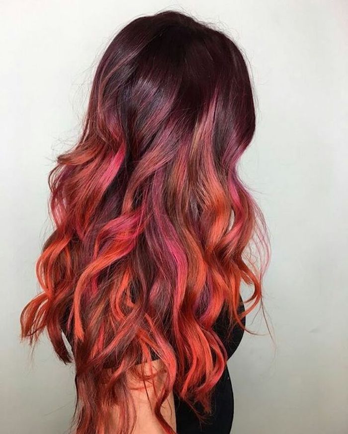 šukuosenos pusės ilgio, ilgi, garbanoti raudoni plaukai, ombre efektas, šiuolaikinės plaukų spalvos