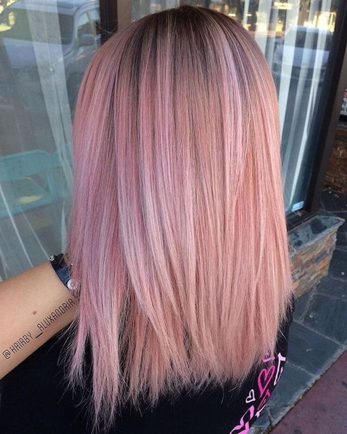 vidutinio ilgio šukuosenos, pusės ilgio sklandžiai rožiniai plaukai, kirpimas