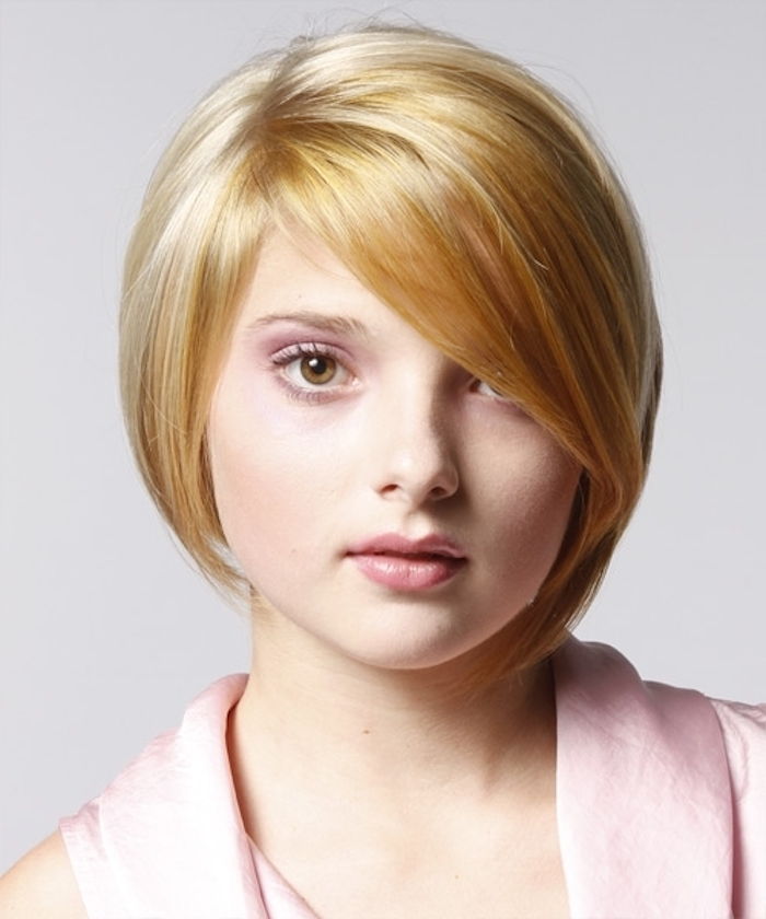 blond haar met rode accenten - mooi gestileerd haar van een schattig meisje - kort kapsel