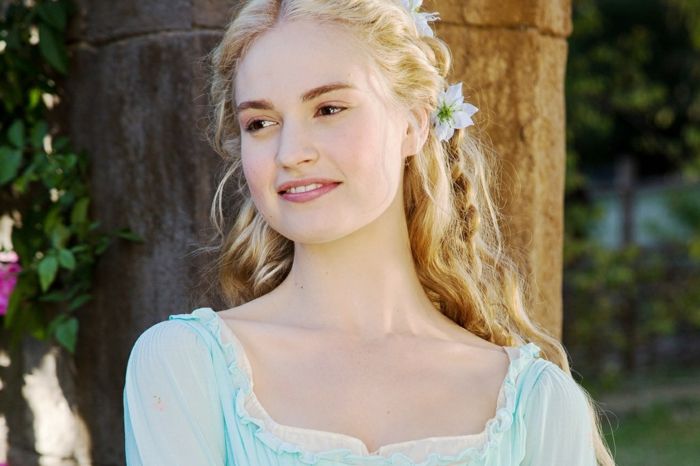 viduramžių šukuosena - blondinai, garbanotieji plaukai, pintinės su baltomis gėlėmis