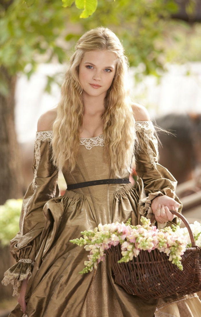 Viduramžių šukuosena - miela mergina su krepšiu pilna gėlių, blondinai garbanoti plaukai