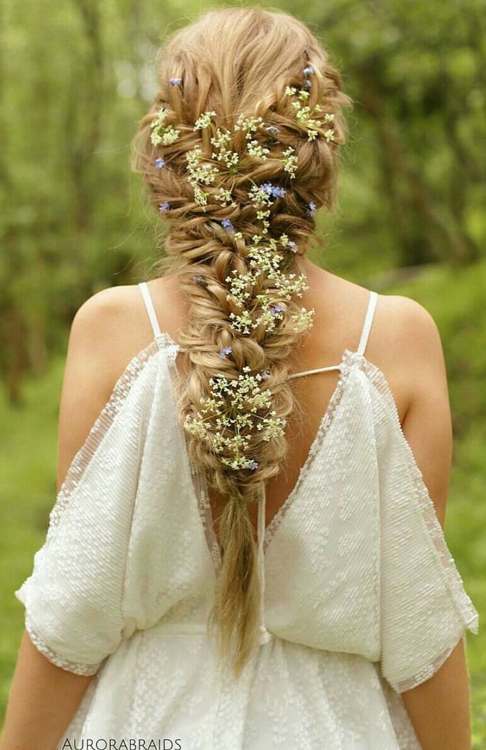 ilgi blondinai plaukai, apsiaudantys šviežių gėlių puokštėmis, kad būtų puikus šukuosena