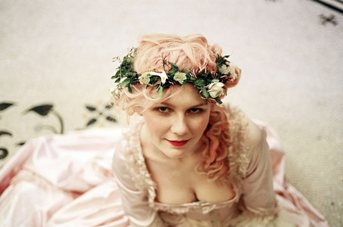 Kirsten Dunst su viduramžių šukuosenomis - gėlių vainikas iš baltųjų rožių, rožiniai plaukai