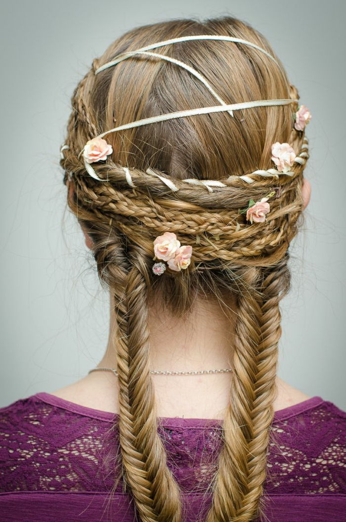 blondinai plaukai su rausvomis gėlėmis pintas daug lankų ir baltos juostos - viduramžių šukuosena