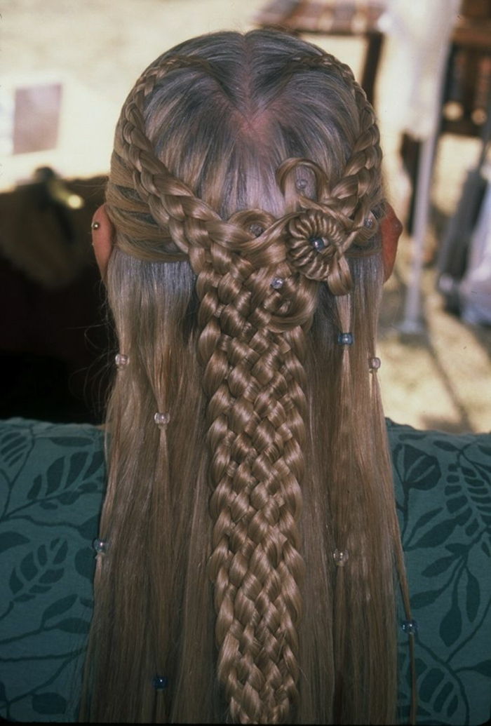 sudėtinė nerijos dalis iš keturių dalių, plaukai formos kaip gėlė - viduramžių šukuosena