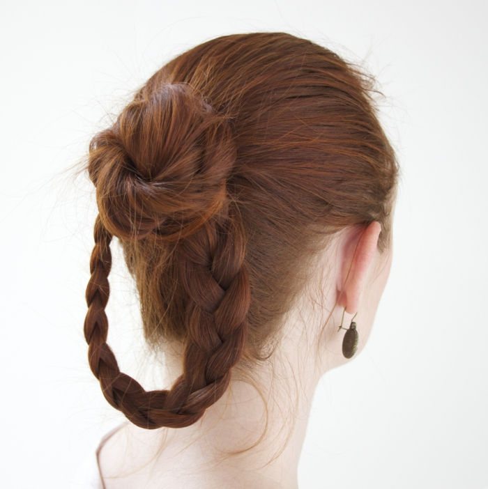 viduramžiais šukuosenoje gana populiarūs raudoti plaukai - graži pinti šukuosena
