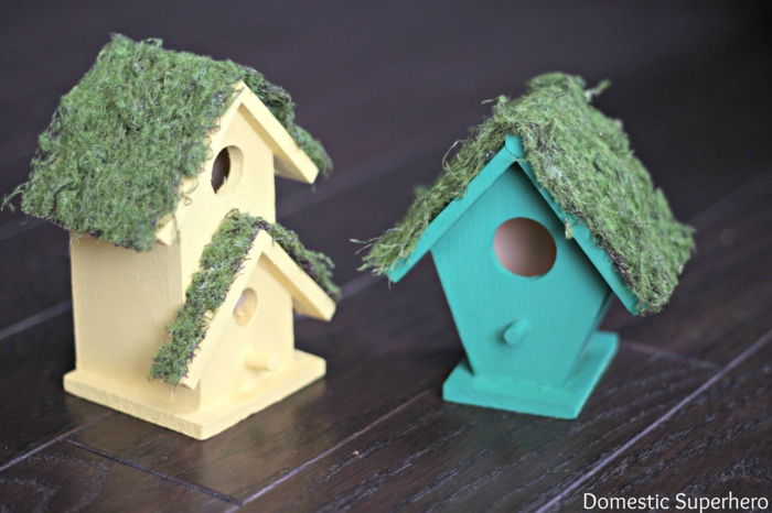 Bouw zelf houten vogelhuisjes, versier het dak met mos, verf geel en groen