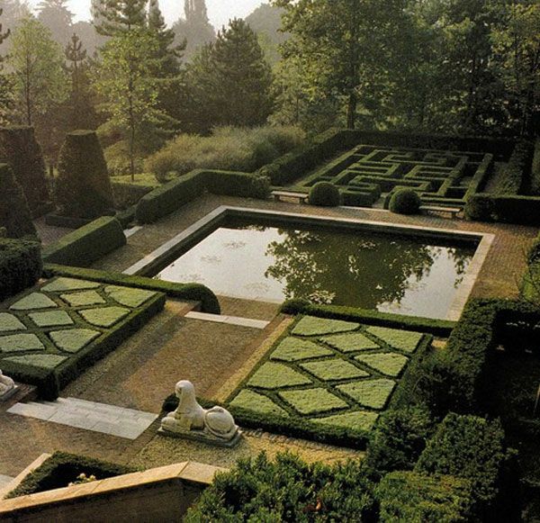 lac artificial și plante verzi pentru un design generos al grădinii