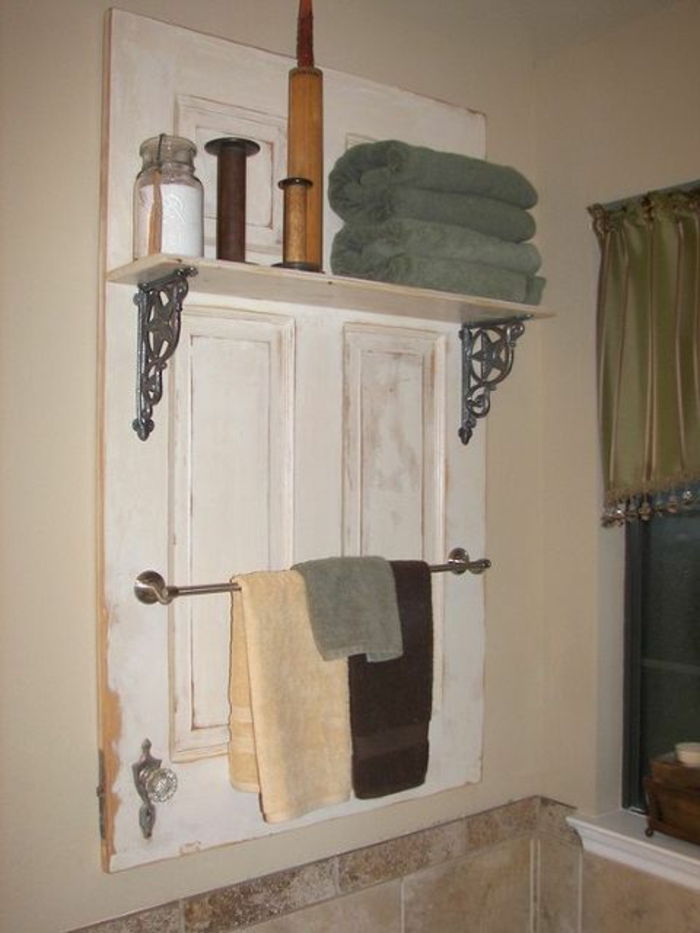garderob-from-old-dörr-in-badrum-med-användbara-saker