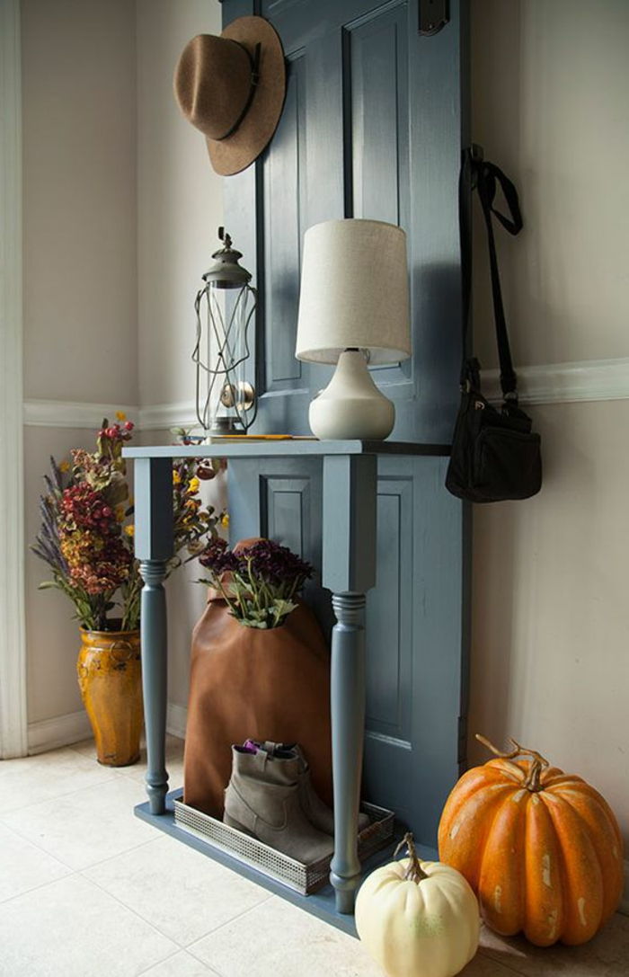 garderob-from-old-dörr-in-land stil-in-blue-färg naturlig dekoration