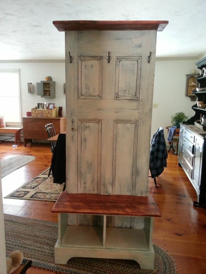 garderob-from-old-dörr-in-beige färg-as-a skiljevägg-in-diningroom