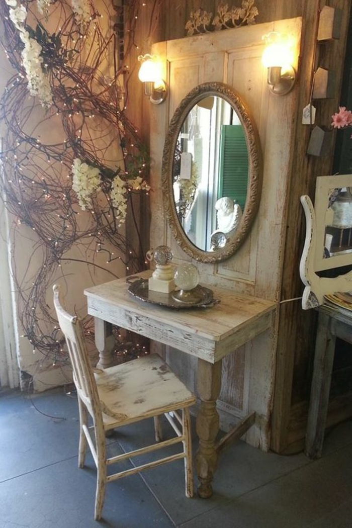 garderob-from-old-dörr-sminkbord med runt-antik spegel-and-gamla-ljus