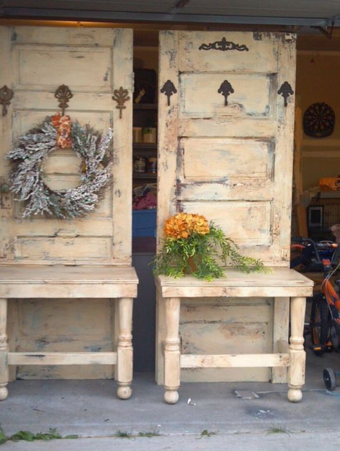 dulap-de-vechi-ușă-două una lângă alta-deco-de-flori ghiveci-și-coroană de flori
