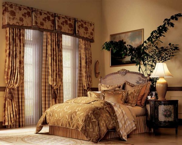 gardiner dekorasjoner-beige-farge-veldig vakker plante ved siden av den