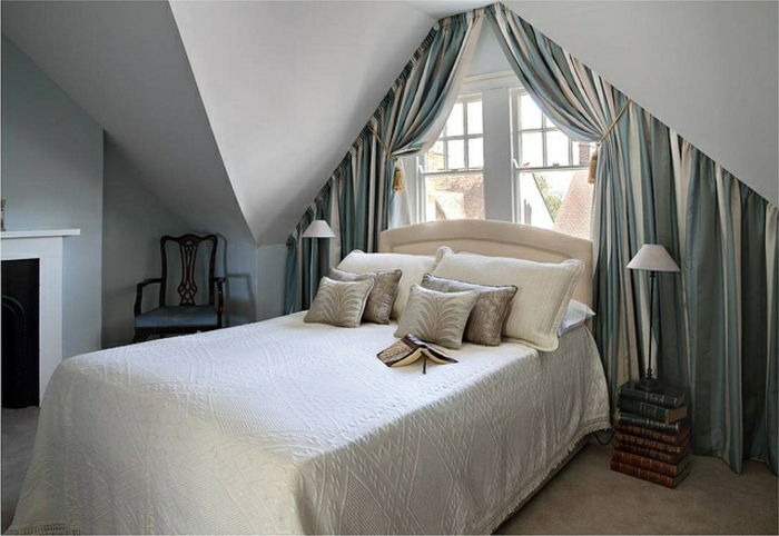 gardiner-for-triangel fönster-i-elegant sovrum-med-många-Throw-on-the-bäddsrum