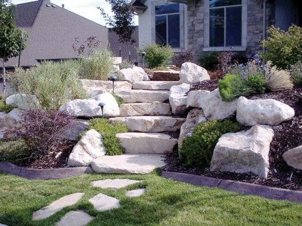 Escadas de pedra e plantas no jardim - jardinagem casa moderna