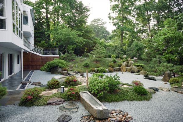 modern bir konak tasarım için taş ve yeşil bitkiler ile büyük bahçe