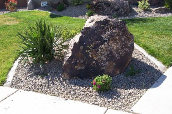 projeto do jardim com uma pedra decorativa