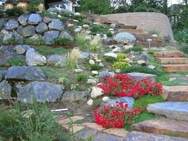idéia de jardim - escadaria de pedra e flores coloridas