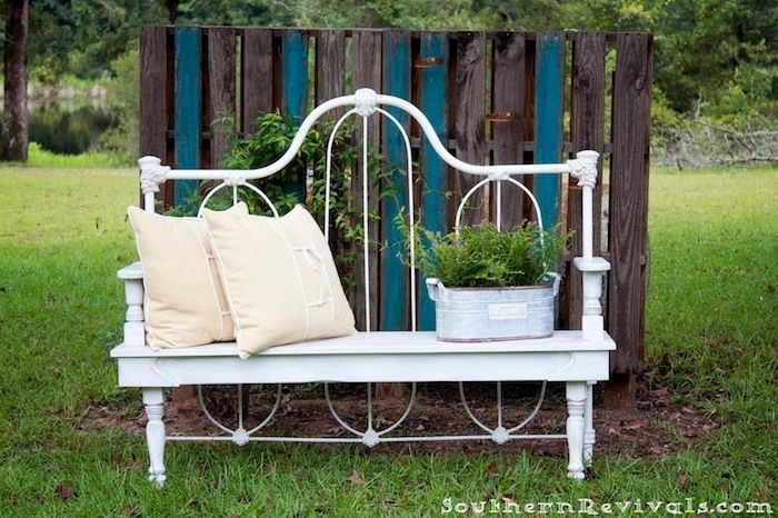 panca da giardino in metallo - una panca da un vecchio letto di metallo bianco costruisci te stesso - giardino con erba e piante verdi foto di giardinaggio