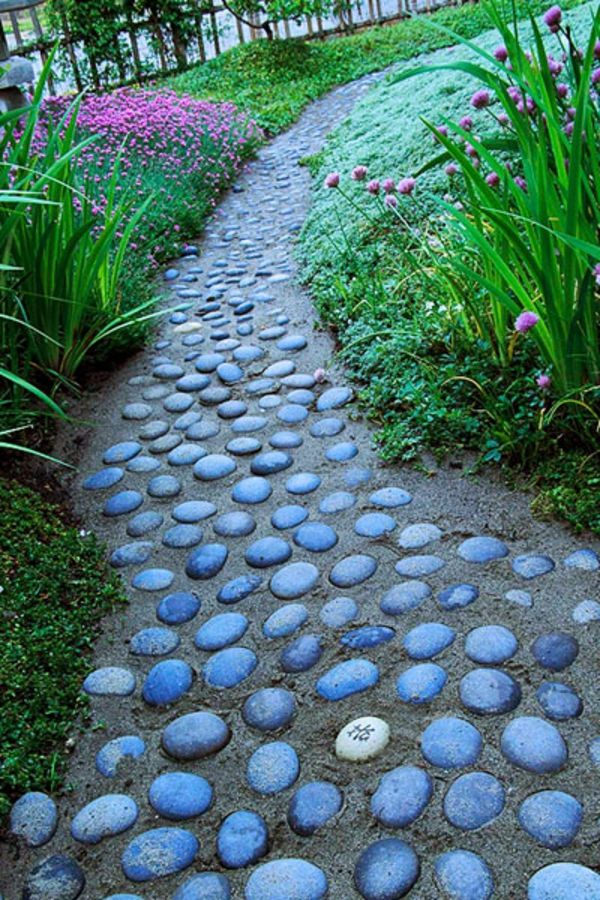 Zaujímavý-záhradný chodník s prácou farebnými kameňmi Pave