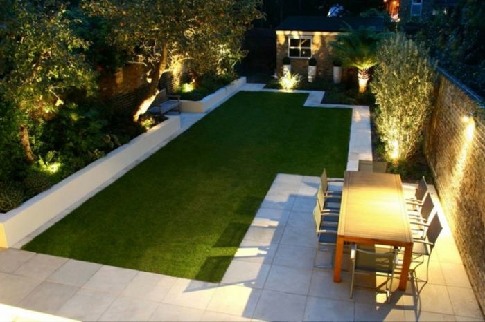minimalistisk trädgård väl upplyst på natten, särskilt träden