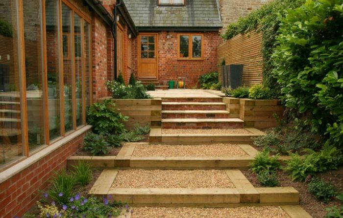 Moderna trädgårdsdesign - gröna växter och trappor täckta med grus