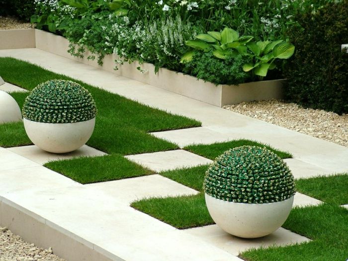 modern trädgård design - sfär blomkrukor, rutor fläckar gräs
