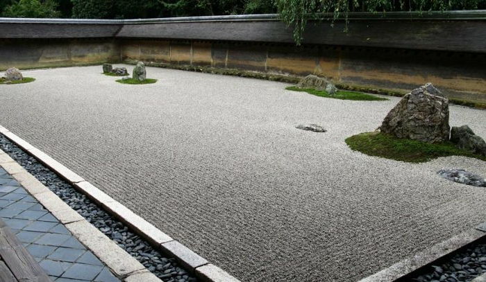 grå sand, store steiner og grønn mos - en moderne hage design