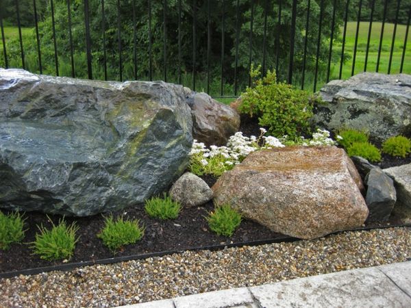bahçe için dekorasyon olarak büyük taşlar