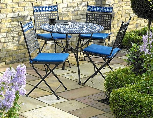 bahçe masa-of-the mozaik-with-mavi-sandalyeler