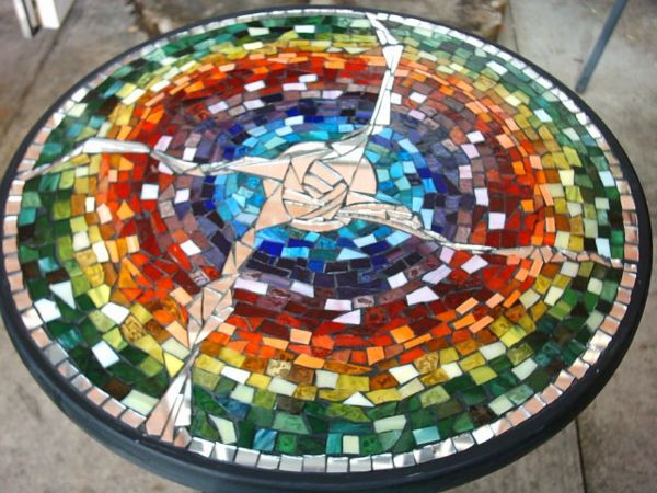 bahçe masa-of-the mozaik-with-birçok renkli renkli