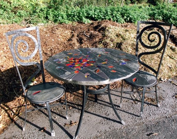 bahçe masa-of-mozaik-ve-sandalyeler-of-iron