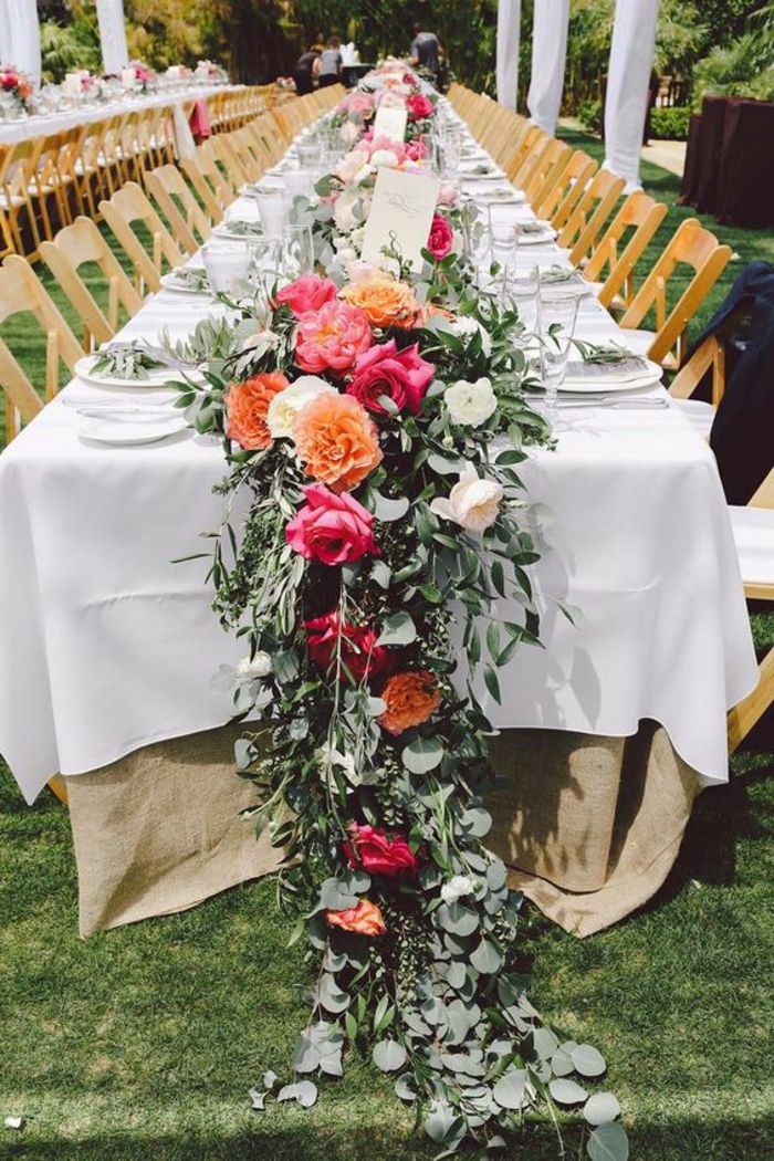 diy apdaila, ilgas stalas, balta antklodė, stalo bėgikas, pagamintas iš gėlių ir šakų