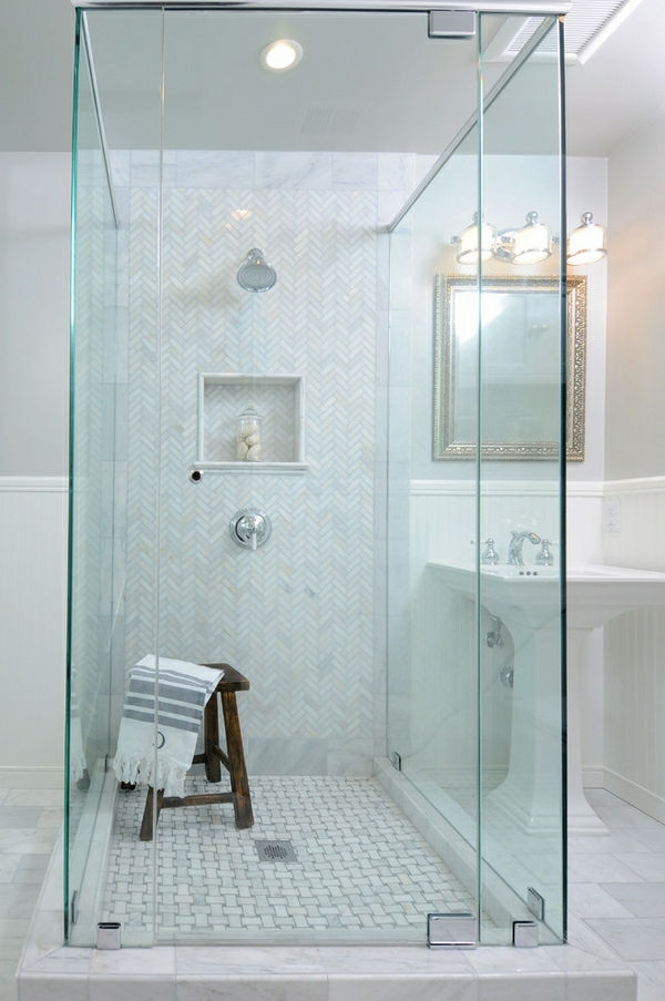 kachľová sprcha v luxusnej bielej kúpeľni - stolička v nej
