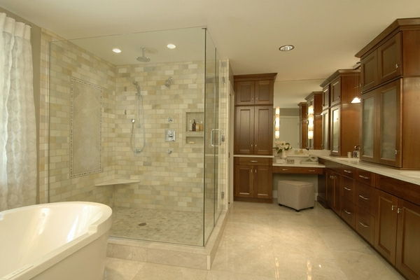 kachľová sprcha-v-moderná-béžová-kúpeľňa - biela vaňa vedľa neho